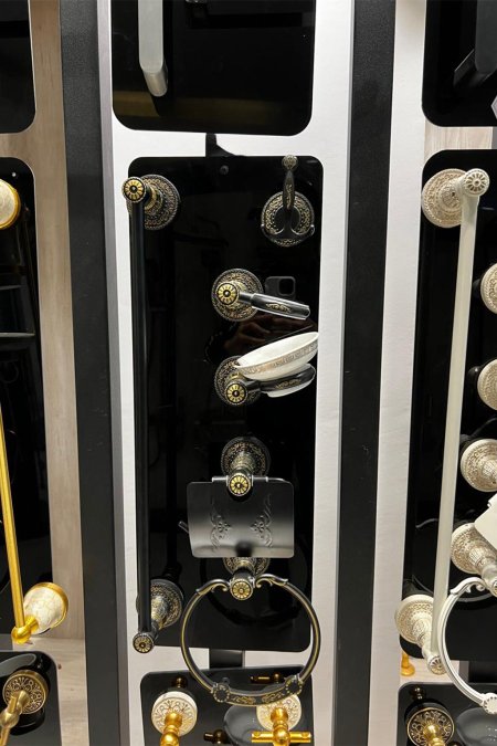 طقم إكسسوارات حمّام كلاسيكي أسود × ذهبي – 6 قطع